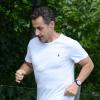 Nicolas Sarkozy, escorté par ses gardes du corps, fait un jogging au Bois de Boulogne. Paris, le 5 juillet 2013.