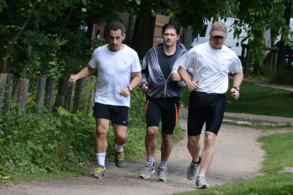 L'ancien président Nicolas Sarkozy, en plein jogging avec ses gardes du corps au Bois de Boulogne. Paris, le 5 juillet 2013.