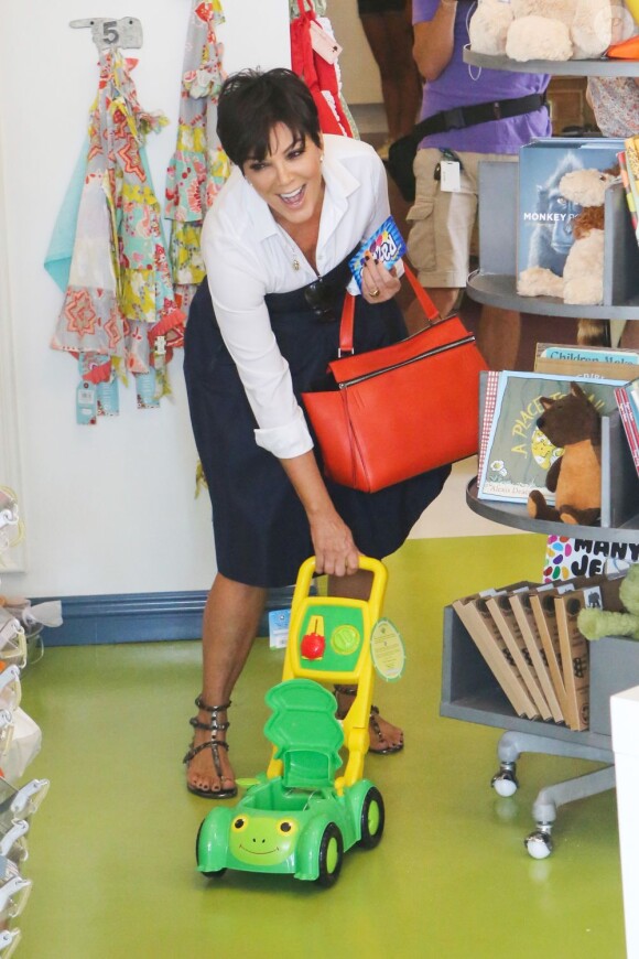 Kris Jenner, souriante en ce week-end du 4 juillet, fait du shopping à Calabasas avec quatre de ses cinq filles. Le 5 juillet 2013.