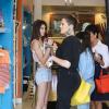 Kendall Jenner, Khloé, Kourtney Kardashian et leur mère Kris Jenner font du shopping en famille à Calabasas. Le 5 juillet 2013.