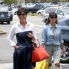 Kris Jenner et Kourtney Kardashian, surprises au cours d'une après-midi shopping en famille à Calabasas. Le 5 juillet 2013.