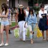 Kendall Jenner, Kourtney Kardashian et Kris Jenner, filmées par les caméras de Keeping up with the Kardashians, quittent une boutique de jouets pour enfants. Calabasas, le 5 juillet 2013.