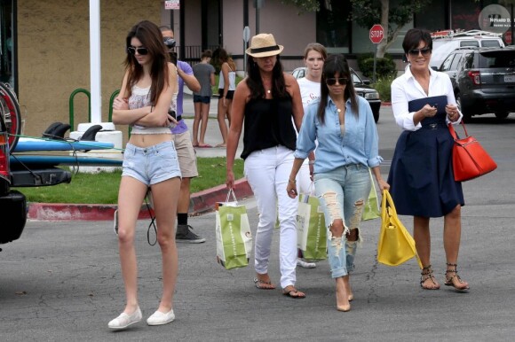 Kendall Jenner, Kourtney Kardashian et Kris Jenner, filmées par les caméras de Keeping up with the Kardashians, quittent une boutique de jouets pour enfants. Calabasas, le 5 juillet 2013.