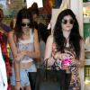 Kendall et Kylie Jenner accompagnent leur mère Kris Jenner et leurs soeurs Khloé et Kourtney au cours d'une après-midi shopping à Calabasas. le 5 juillet 2013.