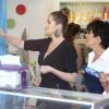 Khloé Kardashian et Kris Jenner font du shopping dans une boutique de vêtements et jouets pour enfants à Calabasas. le 5 juillet 2013.