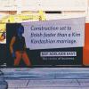Le mariage de Kim Kardashian et Kris Humphries, remis au goût du jour sur un panneau publicitaire de l'agence immobilière Brookfield.