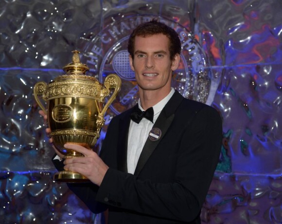 Andy Murray pose avec le trophée de Wimbledon lors du dîner des champions à l'hôtel Intercontinental de Londres le 7 juillet 2013