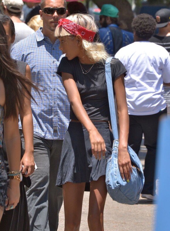 Exclusif - Willow Smith se promène avec des amis au marché aux puces à Hollywood, le 7 juillet 2013.