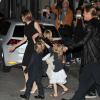 Brad Pitt et Angelina Jolie quittant un restaurant japonais avec leurs enfants Maddox, Zahara, Pax, Shiloh, Vivienne, Knox à l'issue de la première du film "World War Z" à Berlin le 4 juin 2013
