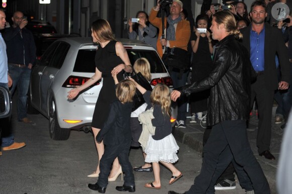 Brad Pitt et Angelina Jolie quittant un restaurant japonais avec leurs enfants Maddox, Zahara, Pax, Shiloh, Vivienne, Knox à l'issue de la première du film "World War Z" à Berlin le 4 juin 2013