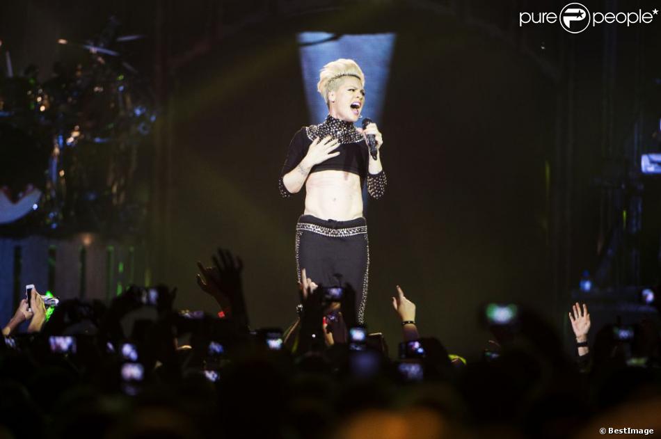 La sympathique chanteuse Pink, lors d&#039;un concert à Stockholm, le 26 mai 2013, dans le cadre de la tournée The Truth About Love Tour.