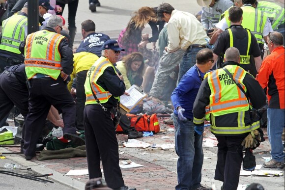 Scène dramatique au marathon de Boston, Massachusetts, où ont lieu deux attentats à la bombe consécutifs le 15 avril 2013.