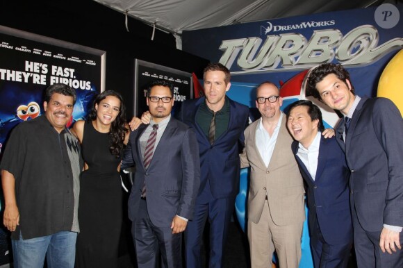 Luis Guzman, Michelle Rodriguez, Michael Pena, Ryan Reynolds, Paul Giamatti, Ken Jeong et le réalisateur David Soren à la première du film Turbo à New York, le 9 juillet 2013.