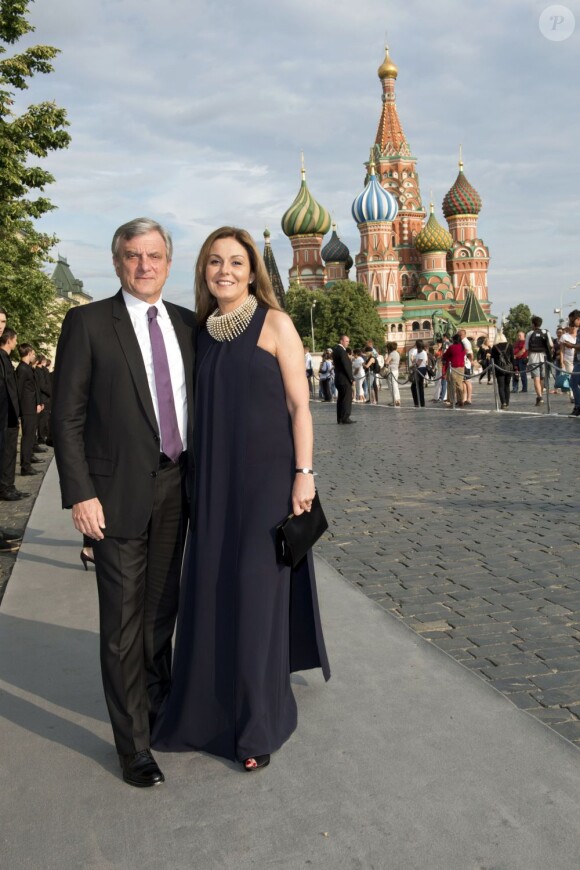 Sidney Toledano et la présentatrice télé Sati Spivakova - People au défilé Dior prêt-à-porter automne-hiver 2013-2014 sur la Place Rouge à Moscou, le 9 juillet 2013.