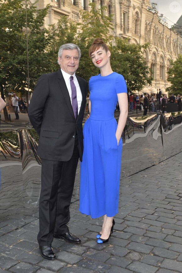 Sidney Toledano et Louise Bourgoin - People au défilé Dior prêt-à-porter automne-hiver 2013-2014 sur la Place Rouge à Moscou, le 9 juillet 2013.