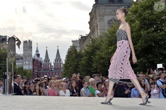 Défilé Dior prêt-à-porter automne-hiver 2013-2014 sur la Place Rouge à Moscou, le 9 juillet 2013.
