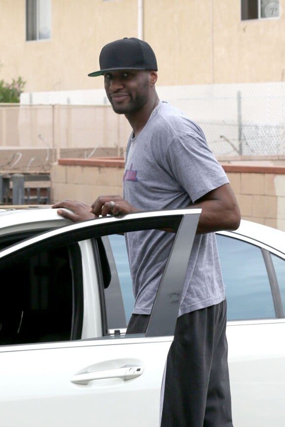 Le sportif Lamar Odom, le mari de Khloe Kardashian, s'en prend à un paparazzi et à sa voiture. Mercredi 10 juillet.