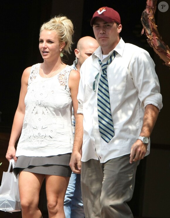 Britney Spears et son compagnon David Lucado vont chercher de la nourriture à emporter à Thousand Oaks le 5 juillet 2013.
