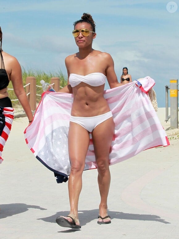 Melody Thornton (ex-Pussycat Dolls), en bikini blanc sur la plage à Miami, le 10 juillet 2013.