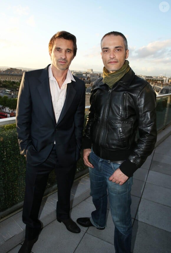 Exclusivité : Olivier Martinez et son frère l'acteur Vincent Martinez sur la terrasse de l'immeuble Publicis le 13 juin 2013