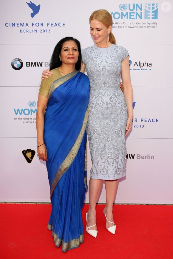 Lakshmi Puri et Nicole Kidman ont été distinguées lors du forum Cinema for Peace à Berlin, en Allemagne. Le 12 juillet 2012.