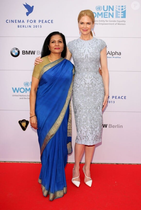 Lakshmi Puri et Nicole Kidman ont été distinguées lors du forum Cinema for Peace à Berlin, en Allemagne. Le 12 juillet 2012.