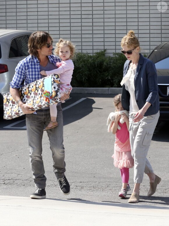 Nicole Kidman et Keith Urban emmènent leurs filles, Sunday Rose et Faith, à une fête d'anniversaire à Hollywood, le 4 mai 2013.