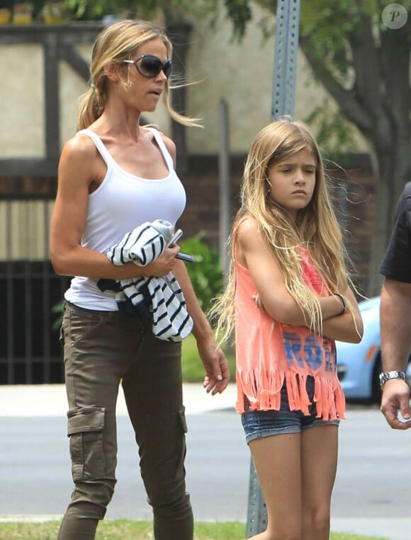 Exclusif - Denise Richards et sa fille Sam emmènent les jumeaux de Charlie Sheen et Brooke Mueller à leur école à Los Angeles. Le 22 mai 2013.