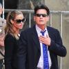 Charlie Sheen et Denise Richards à la sortie du tribunal, le 7 mai 2013 à Los Angeles.