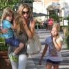 Denise Richards s'occupe toujours des jumeaux de Brooke Mueller et Charlie Sheen, Sam et Max. Elle ici également avec une de ses filles. photo prise le 12 juin 2013 à Los Angeles.