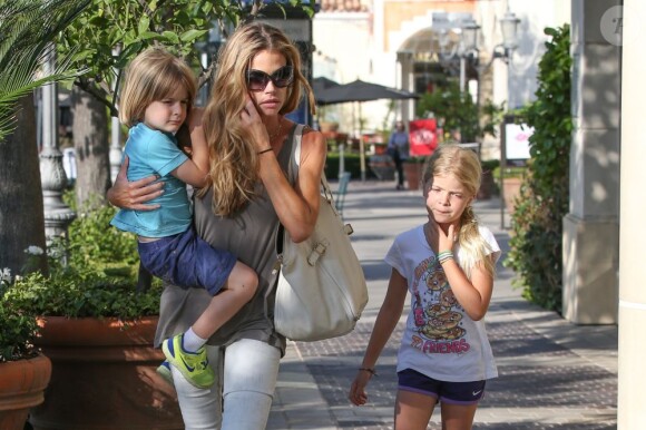 Denise Richards s'occupe toujours des jumeaux de Brooke Mueller et Charlie Sheen, Sam et Max. Elle ici également avec une de ses filles. photo prise le 12 juin 2013 à Los Angeles.