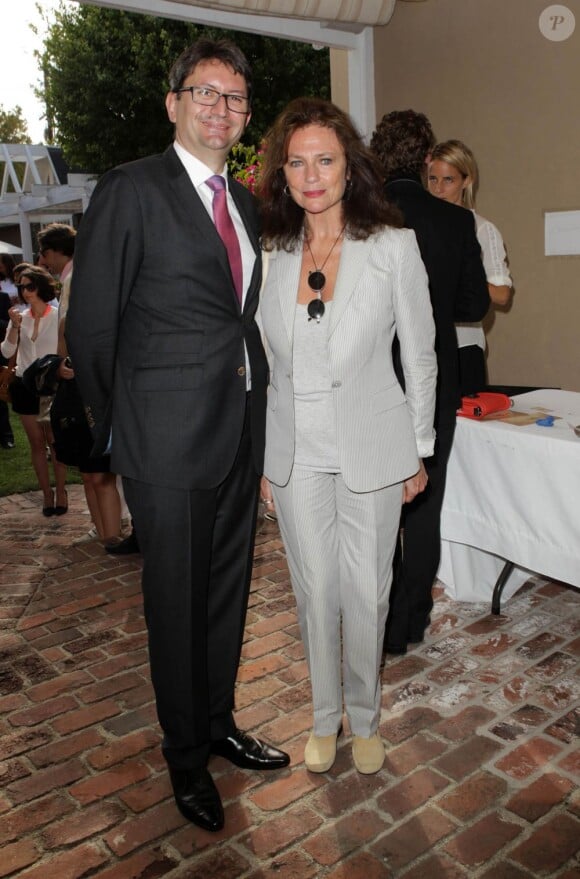 Le consul français Axel Cruau et l'actrice Jacqueline Bisset lors de la célébration du 14 juillet dans sa résidence à Los Angeles le 14 juillet 2013