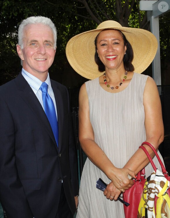 L'homme politique Paul Krekorian et la membre de la mairie de Los Angeles Elga Sharpe lors de la célébration du 14 juillet dans la résidence du consul de France à Los Angeles le 14 juillet 2013