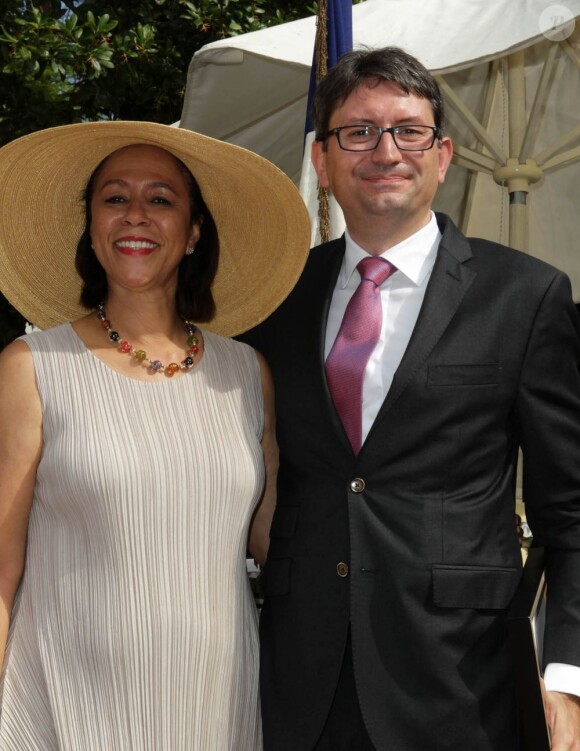 Elga Sharpe et le consul de France Axel Cruau lors de la célébration du 14 juillet dans la résidence du consul de France à Los Angeles le 14 juillet 2013