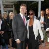Le consul de France Axel Cruau et la directrice de l'AFI Festival, Jacqueline Lyanga, lors de la célébration du 14 juillet dans la résidence du consul de France à Los Angeles le 14 juillet 2013