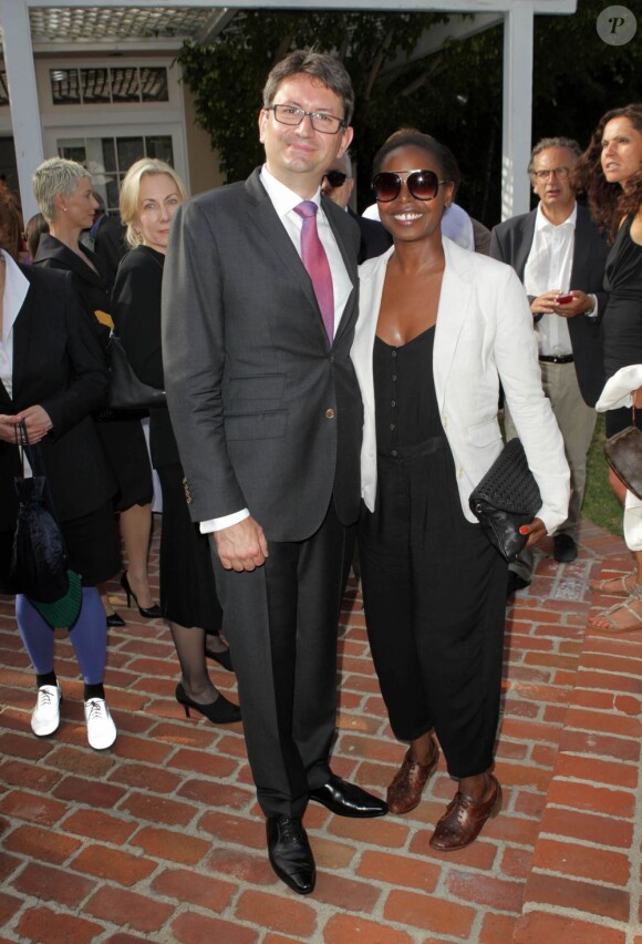 Le consul de France Axel Cruau et la directrice de l'AFI Festival, Jacqueline Lyanga, lors de la célébration du 14 juillet dans la résidence du consul de France à Los Angeles le 14 juillet 2013