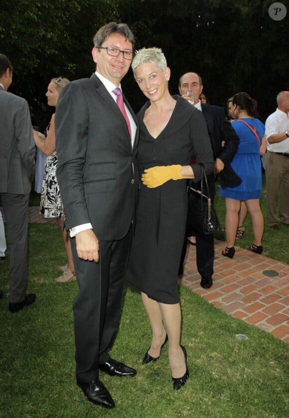 Le consul de France Axel Cruau et Patricia Kelly lors de la célébration du 14 juillet dans la résidence du consul de France à Los Angeles le 14 juillet 2013