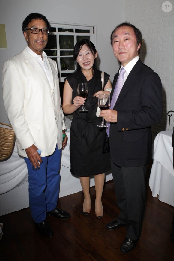 Abdu Saoud (consul du Maroc) et Masahiro Suga (consul du Japon) lors de la célébration du 14 juillet dans la résidence du consul de France à Los Angeles le 14 juillet 2013