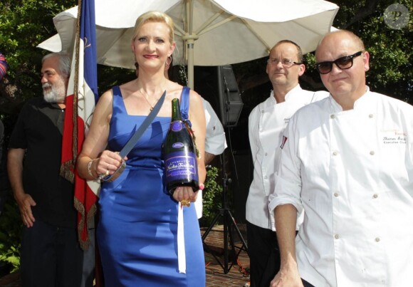La critique gastronomique Sophie Gayot lors de la célébration du 14 juillet dans la résidence du consul de France à Los Angeles le 14 juillet 2013