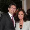 Axel Cruau et Jacqueline Bisset lors de la célébration du 14 juillet dans la résidence du consul de France à Los Angeles le 14 juillet 2013