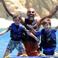 Christian Audigier : Avec ses enfants et sa jolie fiancée à Ibiza, il s'éclate !