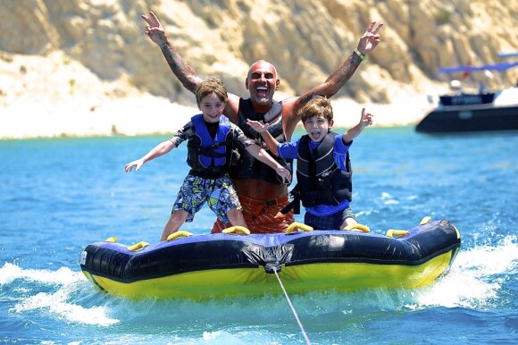 Exclusif - Christian Audigier en vacances avec ses trois enfants Rocco (10 ans), Dylan (8 ans) et Vito (5 ans) à Ibiza le 7 juillet 2013.
