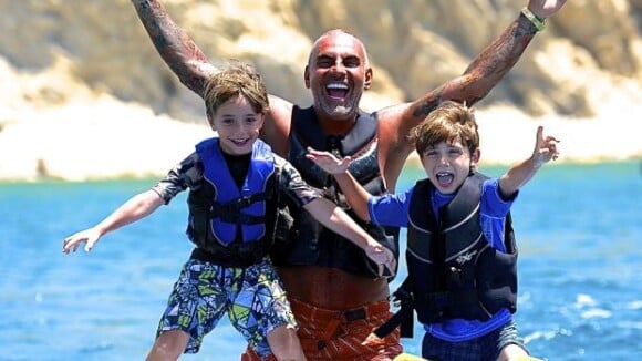 Christian Audigier : Avec ses enfants et sa jolie fiancée à Ibiza, il s'éclate !