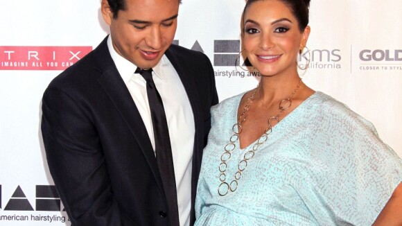 Mario Lopez : Amoureux de sa femme enceinte face à une sublime Dita Von Teese