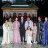 Les princesses Lalla Asma, Lalla Meriem, Lalla Salma, épouse du souverain, le roi Mohamed VI du Maroc avec sa fille Lalla Khadija, son fils le prince héritier Moulay El Hassan, son frère le prince Moulay Rachid et la princesse Lalla Hasna réunis autour du roi Juan Carlos Ier d'Espagne le 15 juillet 2013 au palais Dar Essalam à Rabat en l'honneur de la visite officielle du monarque ibérique.