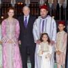 La princesse Lalla Salma et le roi Mohamed VI du Maroc avec leurs enfants la princesse Lalla Khadija et le prince héritier Moulay El Hassan, recevant le roi Juan Carlos Ier d'Espagne à dîner (iftar) le 15 juillet 2013 au palais Dar Essalam à Rabat en l'honneur de la visite officielle du monarque ibérique.