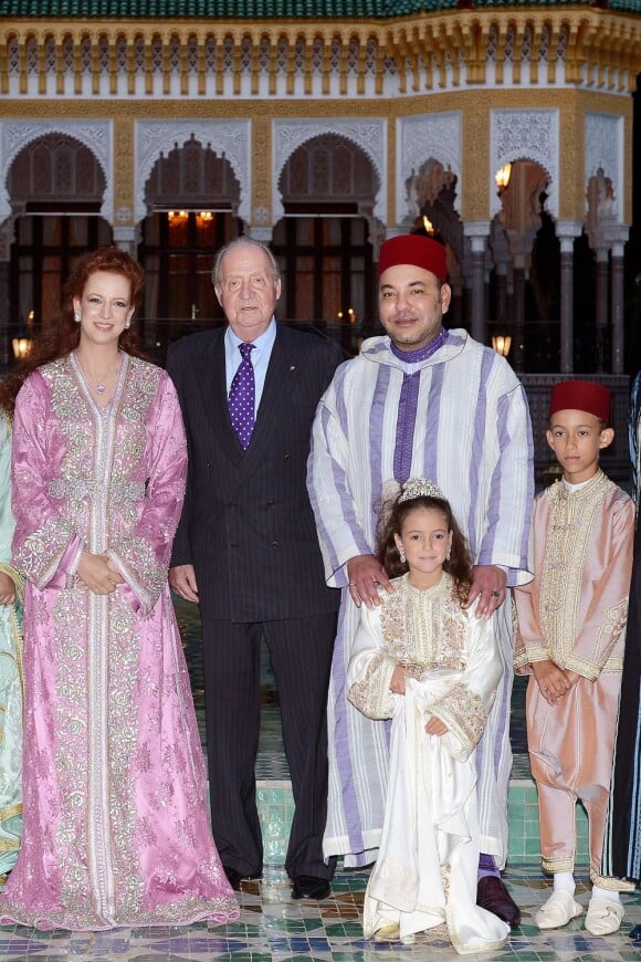 La princesse Lalla Salma et le roi Mohamed VI du Maroc avec leurs enfants la princesse Lalla Khadija et le prince héritier Moulay El Hassan, recevant le roi Juan Carlos Ier d'Espagne à dîner (iftar) le 15 juillet 2013 au palais Dar Essalam à Rabat en l'honneur de la visite officielle du monarque ibérique.
