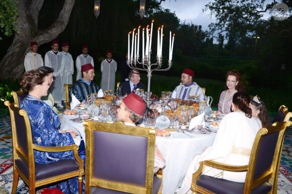 Le roi Juan Carlos Ier d'Espagne et la famille du roi Mohamed VI du Maroc à table pour un iftar (repas de ramadan) le 15 juillet 2013 au palais Dar Essalam à Rabat en l'honneur de la visite officielle du monarque ibérique.