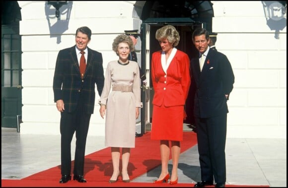 Lady Diana et le Prince Charles reçus par Ronald Reagan et sa femme Nancy le 9 novembre 1985 à Washington.