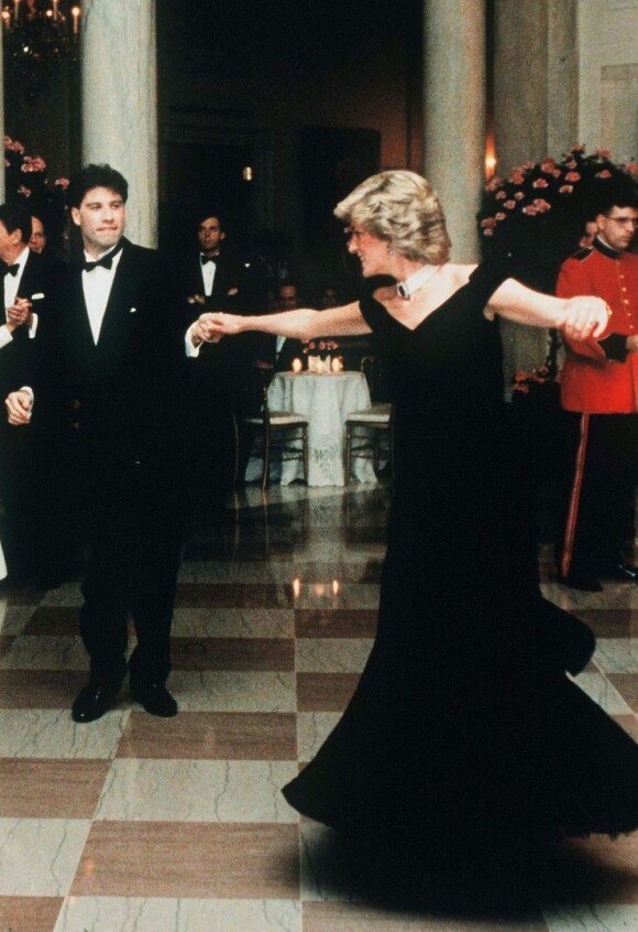Diana, Princesse de Galles danse avec John Travolta à la Maison Blanche le 9 novembre 1985.